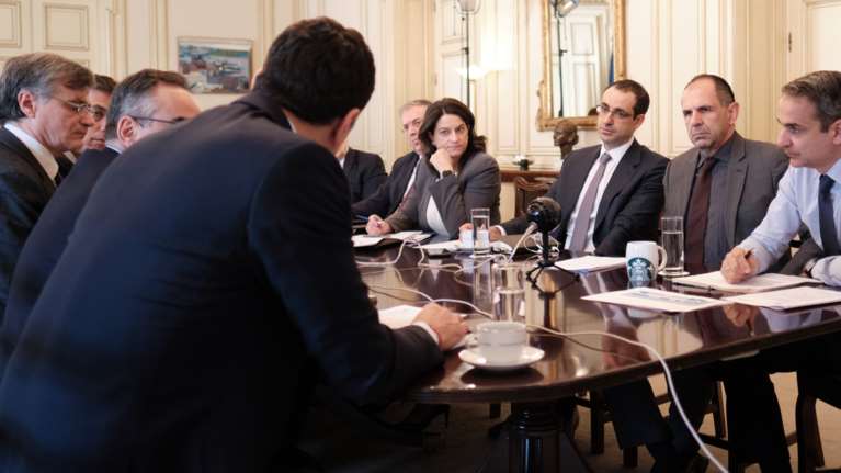 Σύσκεψη στο Μαξίμου για τον κορονοϊό: Έρχονται μέτρα για δημόσιους  χώρους - Θα κλείσουν σχολεία