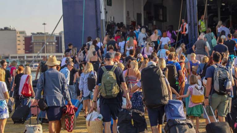 Μαζική η έξοδος του Δεκαπενταύγουστου: Kίνηση στις εθνικές οδούς, δεν πέφτει καρφίτσα στα πλοία - Πού υπάρχουν προβλήματα