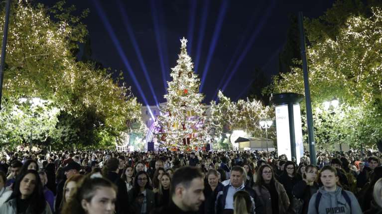 Φωταγωγήθηκε το χριστουγεννιάτικο δέντρο στο Σύνταγμα - 24.000 λαμπάκια στο έλατο των 17 μέτρων [εικόνες-βίντεο]