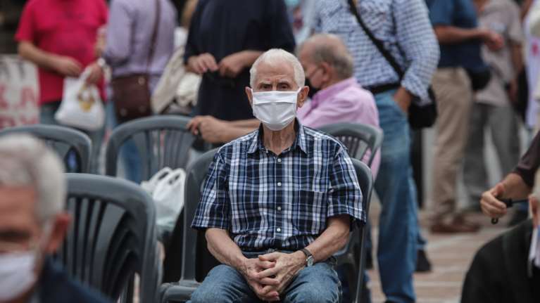 Περιμένουν τη σύνταξή τους για χρόνια - Tο μεγάλο στοίχημα του Χατζηδάκη με τις 300.000 που εκκρεμούν