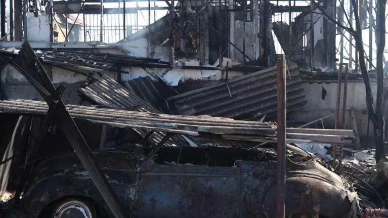 Φωτιά στην Παλαιά Φώκαια: Βελτιωμένη η εικόνα, μάχη με διάσπαρτα μέτωπα - Καμένα σπίτια και αυτοκίνητα