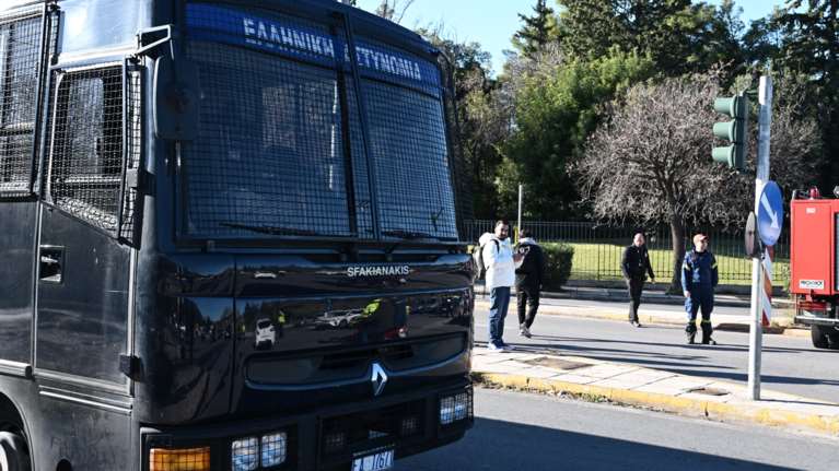 Βόμβα στα ΜΑΤ: Ψάχνουν το λευκό βαν, ανησυχούν για το ισχυρό εκρηκτικό C4 - Νέα γενιά τρομοκρατών βλέπει η ΕΛΑΣ