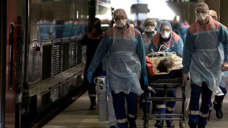 Ο κορονοϊός κλονίζει τη  Γαλλία - 509 νεκροί σε μια μέρα, 4.032 θάνατοι συνολικά