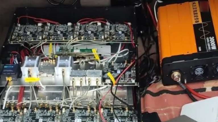 Απάτες με "SMS Blaster": Πώς δύο Κινέζοι υπέκλεπταν τραπεζικά στοιχεία από κοντινά κινητά ανυποψίαστων