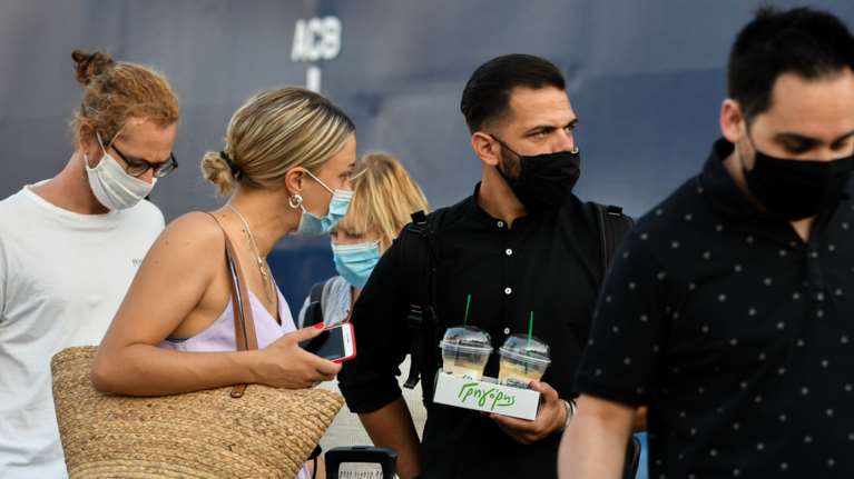 Κορονοϊός: Με μάσκες, προληπτική καραντίνα και τηλεργασία η επιστροφή των αδειούχων του Αυγούστου - Όλα τα νέα μέτρα