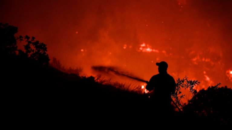 Φωτιά στο Άγιο Όρος - Επιχειρούν 12 οχήματα της Πυροσβεστικής