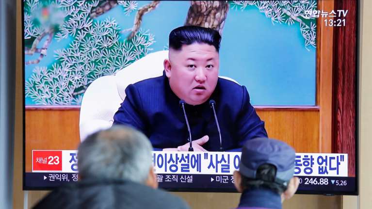 Βόρεια Κορέα: Ο Κιμ Γιονγκ Ουν απειλεί ότι θα &quot;πατήσει το κουμπί&quot; - Πυρηνικές απειλές προς ΗΠΑ και Ν. Κορέα