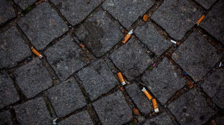 Βρετανία: Οι καπνοβιομηχανίες θα πληρώνουν για τον καθαρισμό των δρόμων από τα αποτσίγαρα