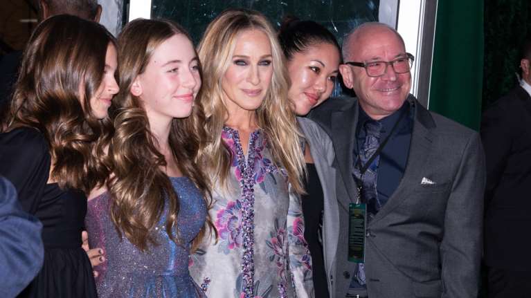 Σάρα Τζέσικα Πάρκερ: Στο κόκκινο χαλί με τις δίδυμες - Μαμά και κόρες με απίθανο στιλ και θεϊκές γόβες