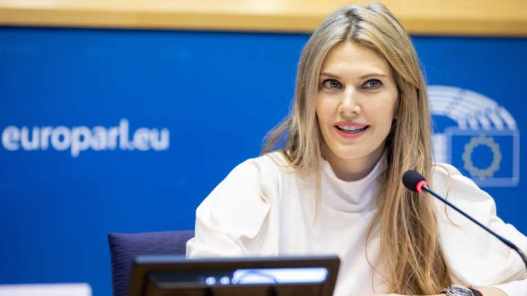 "Περιμένω με αγωνία το βραχιολάκι, θέλω απλά να μείνω στο σπίτι με την κόρη μου" - Η πρώτη αντίδραση της Εύας Καϊλή