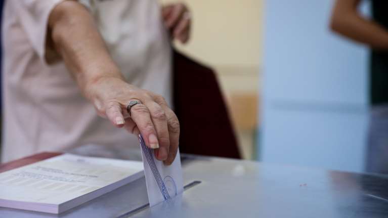 Εκλογές 2023: Πόσοι βουλευτές εκλέγονται σε κάθε εκλογική περιφέρεια - Οι έδρες και οι σταυροί προτίμησης