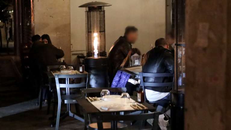 Παρ&#39; ολίγον τραγωδία στα Χανιά: Γυναίκα πνίγηκε και λιποθύμησε τρώγοντας σουβλάκι - Σε σοκ το προσωπικό και οι πελάτες