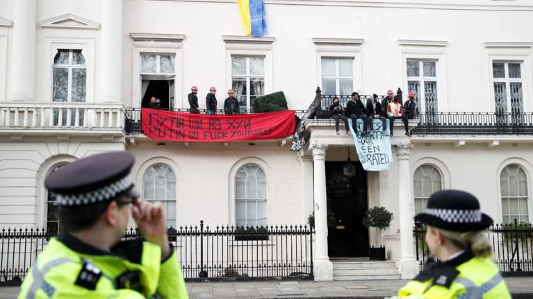 Διαμαρτυρίες και καταλήψεις σε βίλες Ρώσων ολιγαρχών σε Λονδίνο και Γαλλία [Εικόνες - Βίντεο]