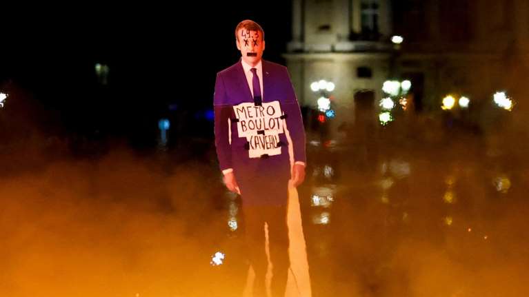 Σε αναβρασμό η Γαλλία - Αντιμέτωπος με δύο προτάσεις μομφής σήμερα ο Μακρόν