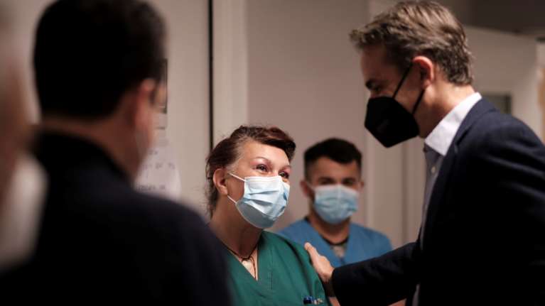 Στο &quot;Σωτηρία&quot; ο Κυριάκος Μητσοτάκης:  Έχουμε φροντίσει να ενισχύσουμε κι άλλο την άμυνα του συστήματος υγείας [Εικόνες]