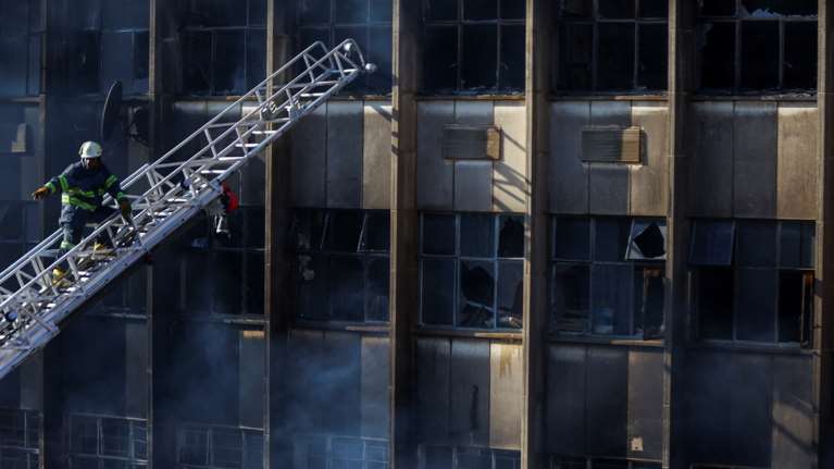 Τουλάχιστον 63 νεκροί από φωτιά σε πολυκατοικία στο Γιοχάνεσμπουργκ [εικόνες - βίντεο]