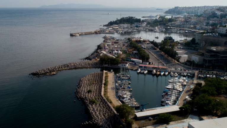 Ξεκίνησε η ανάπλαση στο Μικρολίμανο - Κατεδαφίζονται οι αυθαίρετες κατασκευές