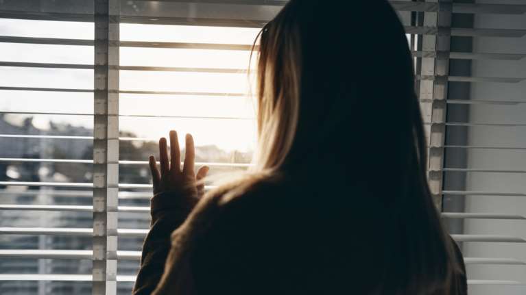 Ενδοοικογενειακή βία: Η συγκλονιστική εξομολόγηση γυναίκας - "Τα μάτια του όταν έλεγε θα σε σκοτώσω..."