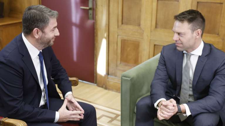 Στα μαχαίρια Κασσελάκης και Ανδρουλάκης για τη 2η θέση: Ο &quot;εκβιαζόμενος&quot;, ο &quot;οπαδός του Μητσοτάκη&quot; και οι μπηχτές Τσίπρα