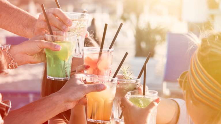Ακης Πετρετζίκης: 3+2 δροσερά, πανεύκολα κοκτέιλς για τα καλοκαιρινά βράδια στο μπαλκόνι μας
