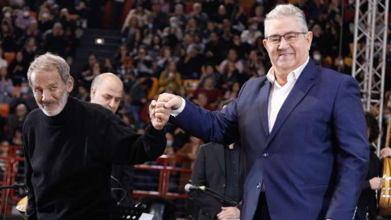 Κουτσούμπας στη συναυλία στο ΣΕΦ για τον Ξαρχάκο: Τα τραγούδια του έχουν αίμα και καρδιά - &quot;Καίγεται όταν δημιουργεί&quot;