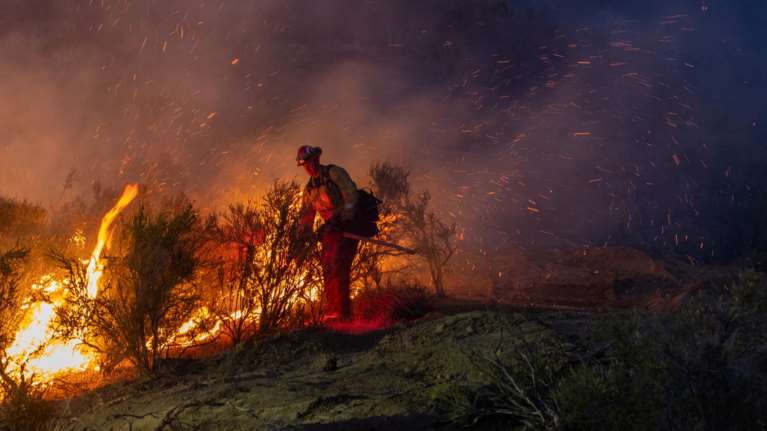 Ανεξέλεγκτες πυρκαγιές σε Νέο Μεξικό και Καλιφόρνια: Χιλιάδες άνθρωποι αναγκάστηκαν να εγκαταλείψουν τα σπίτια τους