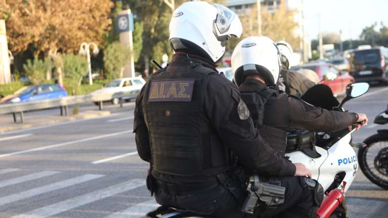 Χειροπέδες σε τέσσερις άνδρες που είχαν &quot;ρημάξει&quot; τα Βόρεια Προάστια - Προηγήθηκε καταδίωξη, πυροβόλησαν τα λάστιχα