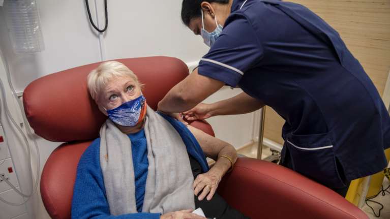 Κορονοϊός - Βρετανία: Αρχίζει να χορηγεί στους πολίτες και το εμβόλιο της AstraZeneca