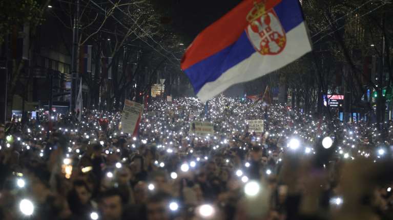 Βελιγράδι: Οι περίεργες αντιδράσεις του πλήθους σε διαδήλωση για τα Τέμπη της Σερβίας- Το ακουστικό όπλο LRAD που προκαλεί πανικό
