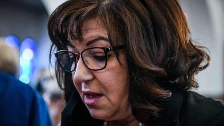 &quot;Νιώθω δικαιωμένη&quot;: Τα πρώτα λόγια της χήρας του Γιώργου Καραϊβάζ μετά τις δύο συλλήψεις για τη δολοφονία του