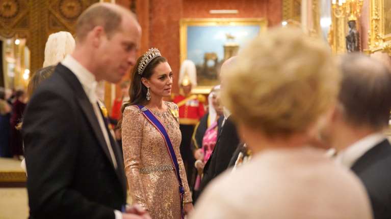 Ο κρυμμένος &quot;θυμός&quot; του Γουίλιαμ: Το gala στο παλάτι, η glittering Κέιτ και η λεπτομέρεια που πρόδωσε την αλήθεια