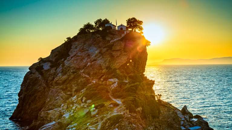 Το εκκλησάκι του Mama Mia στη Σκόπελο από ψηλά: Στην κορυφή βράχου 100 μέτρων - Μία μαγεία [βίντεο]