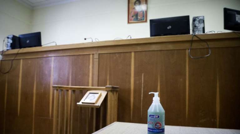 Απίστευτη ανακοίνωση από την Ένωση Δικαστών και Εισαγγελέων: Δεν θέλουν πύλες απολύμανσης στα δικαστήρια