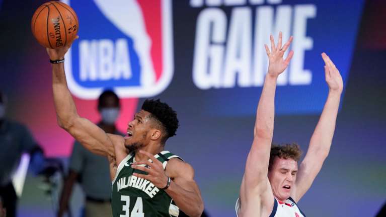 Αντετοκούνμπο: Ο εκνευρισμός, η κουτουλιά και η τιμωρία του - Πόσα χρήματα θα χάσει [εικόνες]