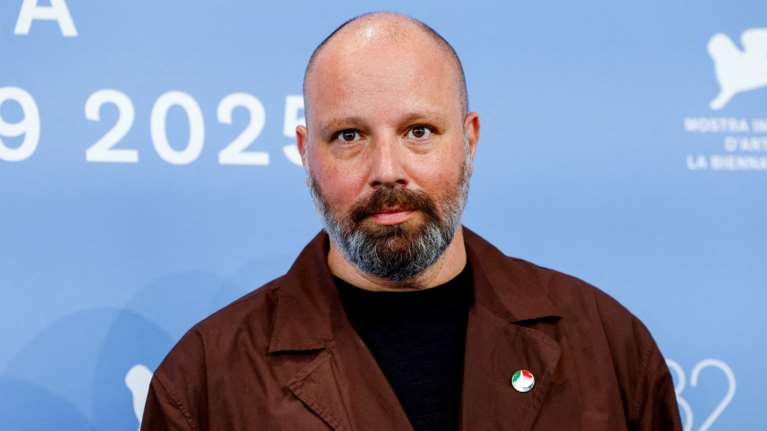 Με παλαιστινιακή σημαία στο πέτο ο Γιώργος Λάνθιμος στο Φεστιβάλ της Βενετίας [εικόνες - βίντεο]