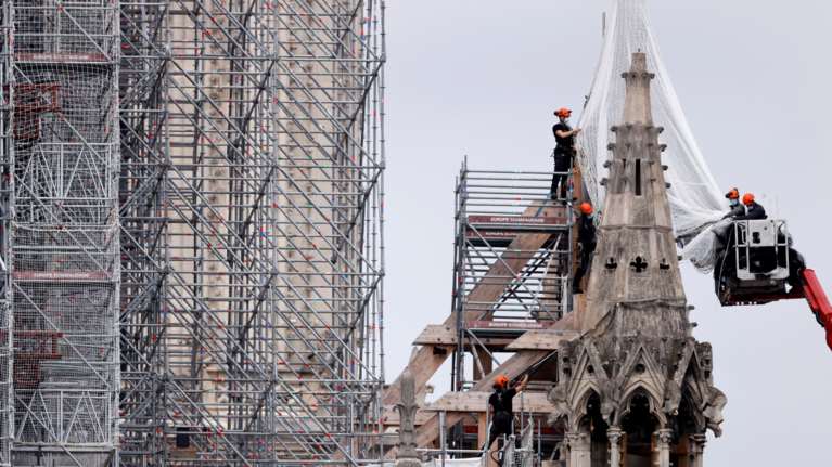 Μακρόν: Η Νοτρ Νταμ θα χτιστεί όπως ήταν και πριν καεί