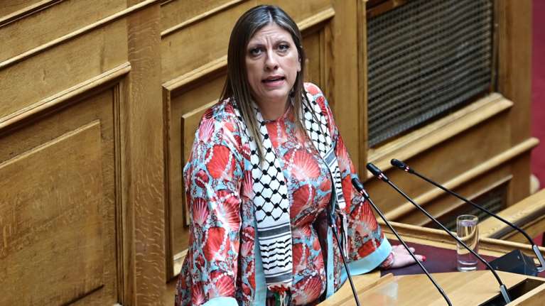 Με παλαιστινιακή μαντίλα στη Βουλή η Ζωή Κωνσταντοπούλου: Παιδιά από τη Γάζα στα θεωρεία [εικόνες-βίντεο]