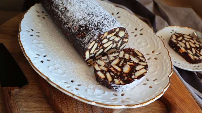 Συνταγή για πεντανόστιμο σοκολατένιο κορμό - Το έξτρα υλικό που ταιριάζει τέλεια