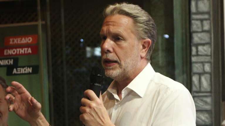 Παύλος Γερουλάνος: Νέο σποτ με τη &quot;Μέρα της Μαρμότας&quot; - Το σπάσιμο του ξυπνητηριού με τρίτη θητεία Μητσοτάκη