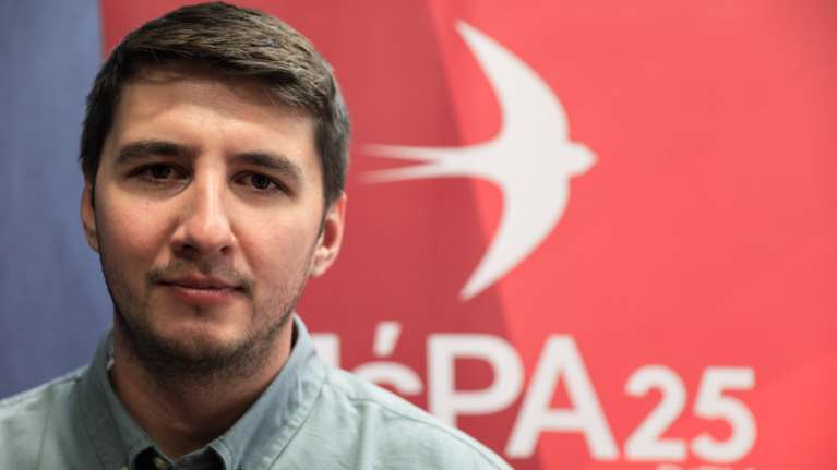 Κριθαρίδης (ΜέΡΑ25): &quot;Νέο όργιο καταστολής στα Εξάρχεια - Βίντεο με άνδρα των ΜΑΤ να πετάει δακρυγόνο μέσα σε πολυκατοικία&quot;