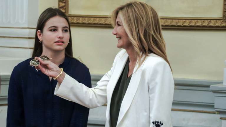 Δάφνη Μητσοτάκη: Στα χνάρια της μητέρας της - Η πρωινή εμφάνιση με μάξι λευκό boho φόρεμα και σανδάλια