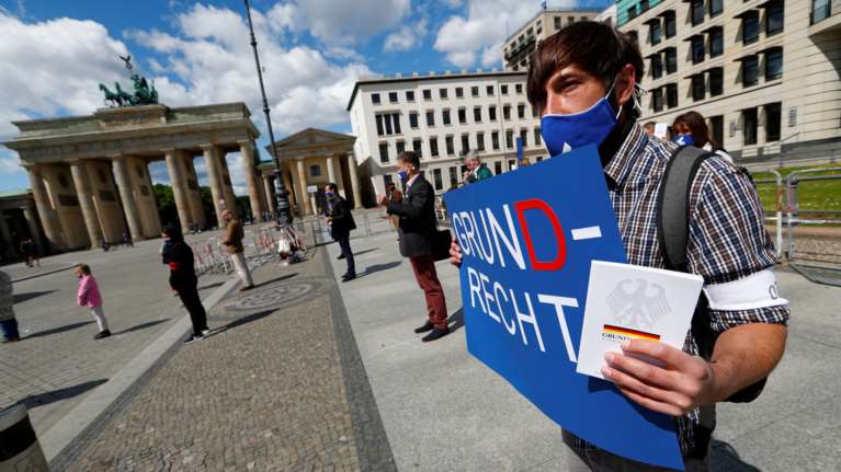 Ξεσηκώθηκαν στην Γερμανία κατά των περιοριστικών μέτρων για τον κορονοϊό (εικόνες)