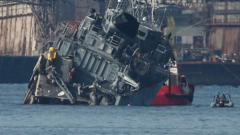 Πειραιάς - Εικόνες σοκ: Το εμπορικό έκοψε στα δύο το "Καλλιστώ"- Ποιό είναι το μυστικό που απέτρεψε την βύθισή του