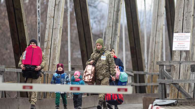 Πόλεμος στην Ουκρανία: Συγκλονιστικές εικόνες από την μεγάλη έξοδο των αμάχων με παιδιά και υπάρχοντα στα χέρια - Πρόσφυγες εν μία νυκτί
