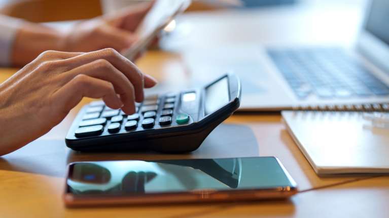 Δημοσιονομικό &quot;μαξιλάρι&quot; ένα δισ. ευρώ εξασφάλισε η κυβέρνηση - Το δίλημμα και τα νέα μέτρα στήριξης στο τραπέζι