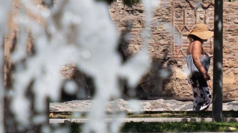 Κορυφώνεται σήμερα το κύμα καύσωνα με θερμοκρασίες που θα φτάσουν τους 42 βαθμούς - Πότε θα δροσίσει ξανά