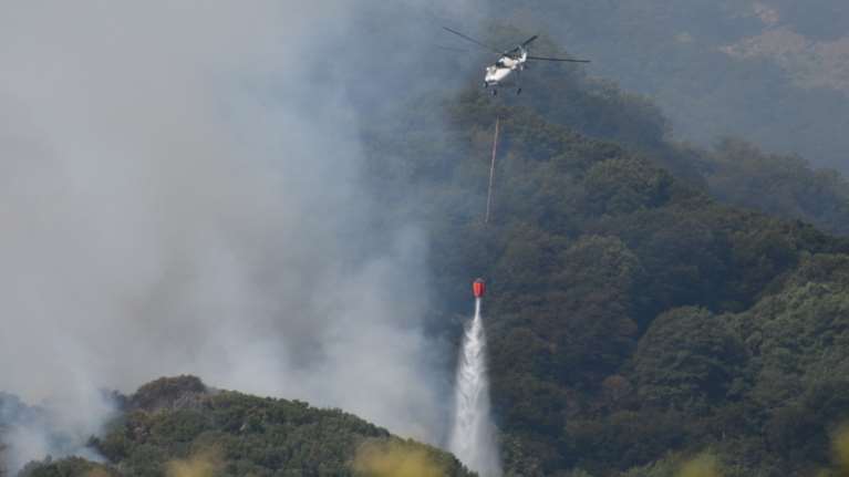 Μαίνεται η φωτιά στον Δομοκό - Σε ύφεση το μέτωπο στη Σαμοθράκη