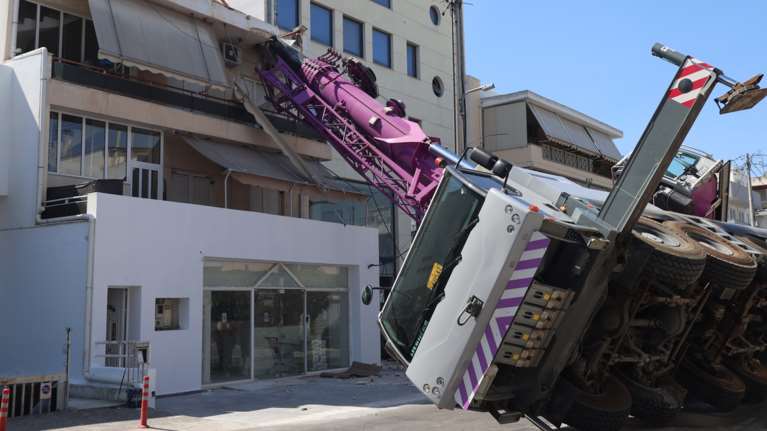 Περιστέρι: Καθίζηση έριξε τον γερανό πάνω σε σπίτι – &quot;Αν ήμουν στο άλλο δωμάτιο, μπορεί να είχα σκοτωθεί&quot;, λέει η ένοικος