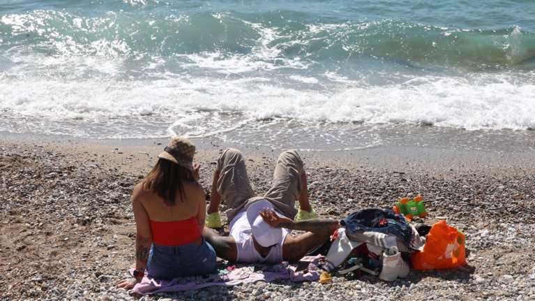 &quot;Μύρισε&quot; καλοκαίρι: Γεμάτη η παραλία του Φλοίσβου από κόσμο - Έκαναν το πρώτο τους μπάνιο [εικόνες]