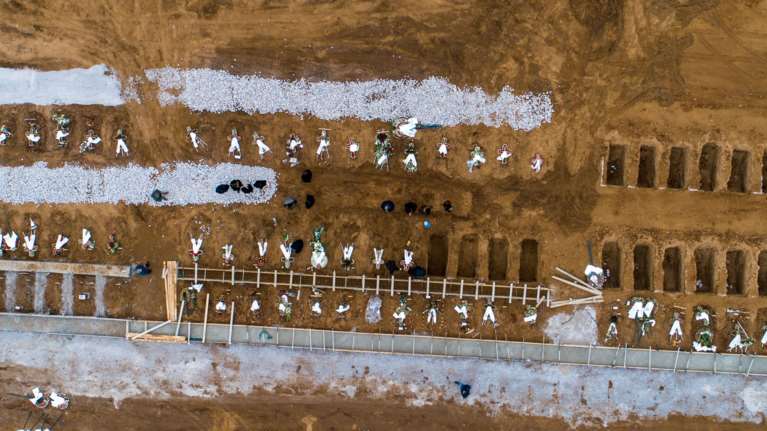 Κορονοϊός: &quot;Εμπόλεμη ζώνη&quot; η Θεσσαλονίκη - Ανοίγουν δεκάδες τάφους για τα θύματα - Εικόνες σοκ